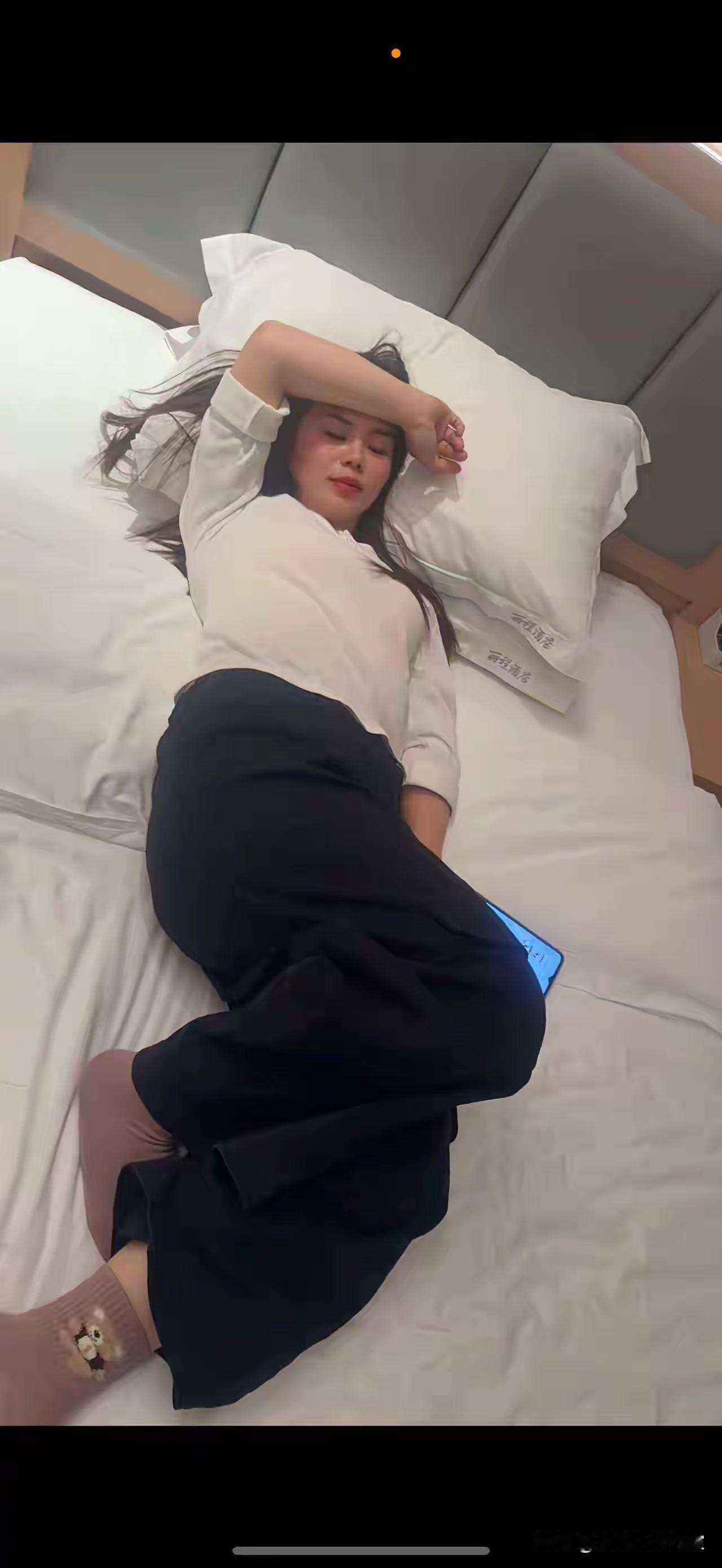 四十岁，
才发现自己还是不胜酒力。
喝一点就头发晕，
胃里翻江倒海，
第二天醒来