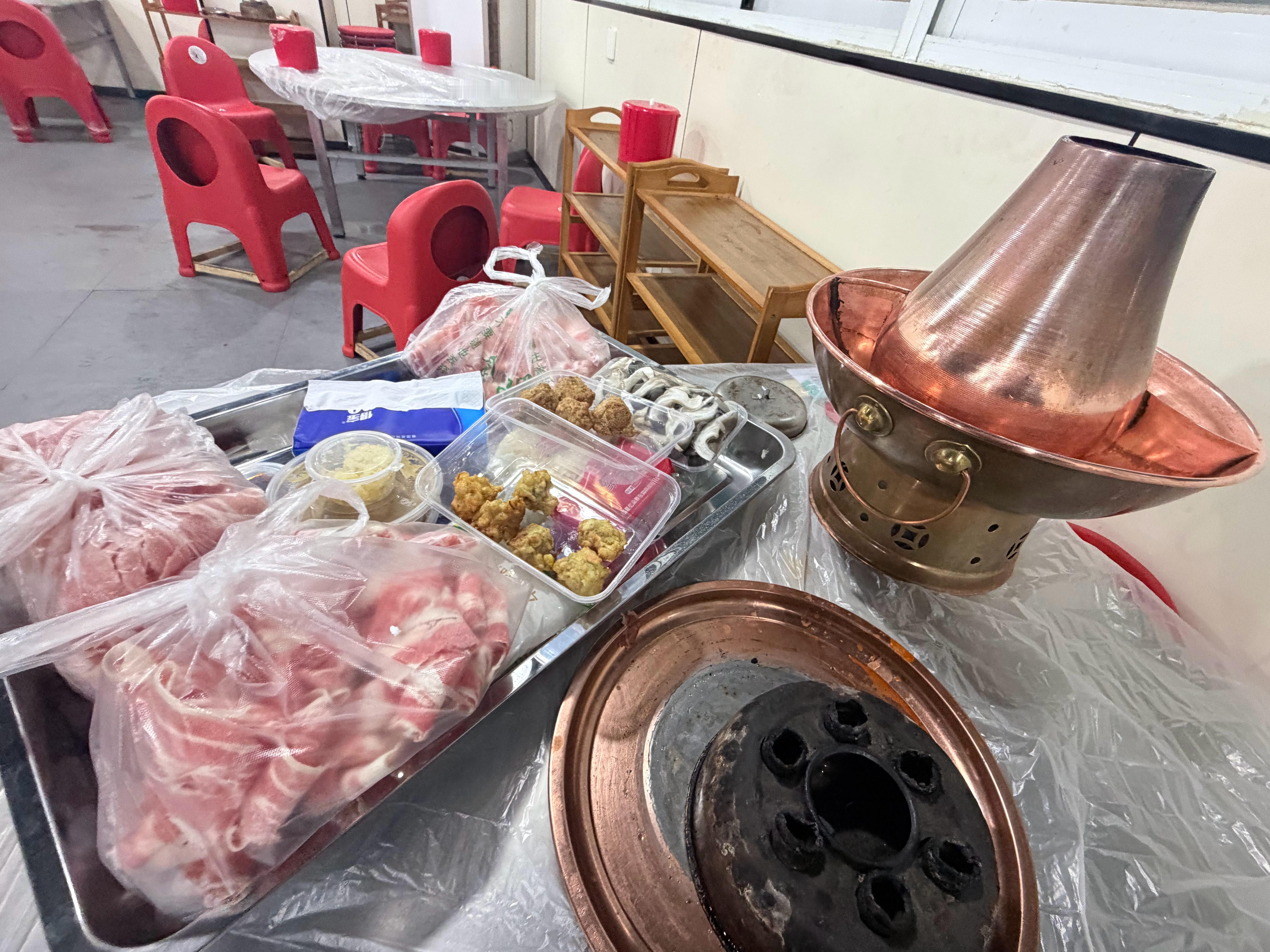 吃了个很接地气的涮羊肉 （下雪天跟涮羊肉超配！）买完食材直接结账然后买个锅底开涮