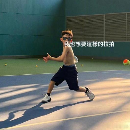#周杰伦昆凌儿子打网球照# 昆凌晒出7岁儿子Romeo打网球的照片，照片里Rom