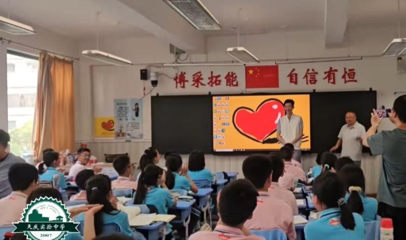 出生在甘肃兰州的吴宜泽在世锦赛夺冠载誉归来后，兰州主要由市委、市政府最高规格接见