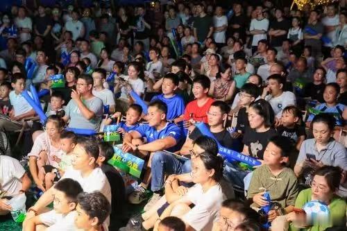 南京景区为给苏超应援各出奇招南京各大景区、商圈花式助力苏超。灯光秀、户外观赛大屏
