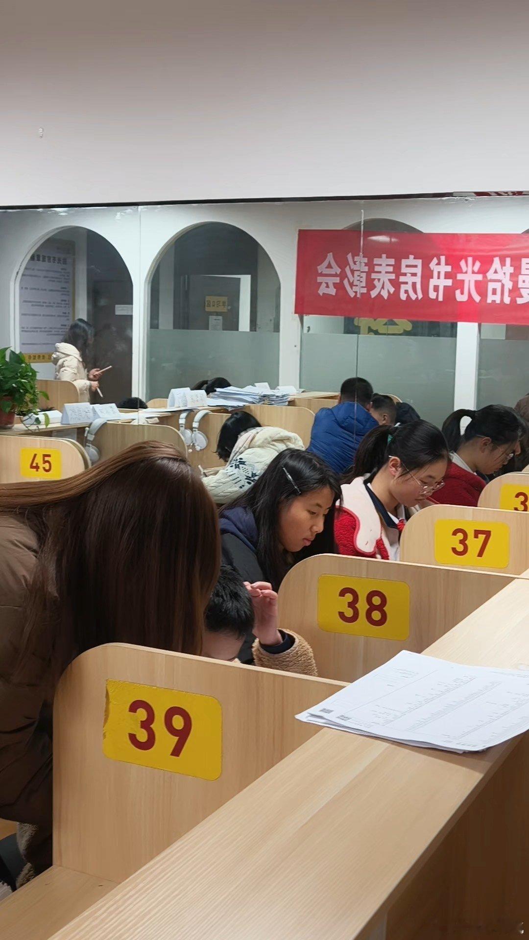 云南孩子的假期在勤奋中绽放光芒  在自习室里面真的是非常的认真的读书呀，其实我们