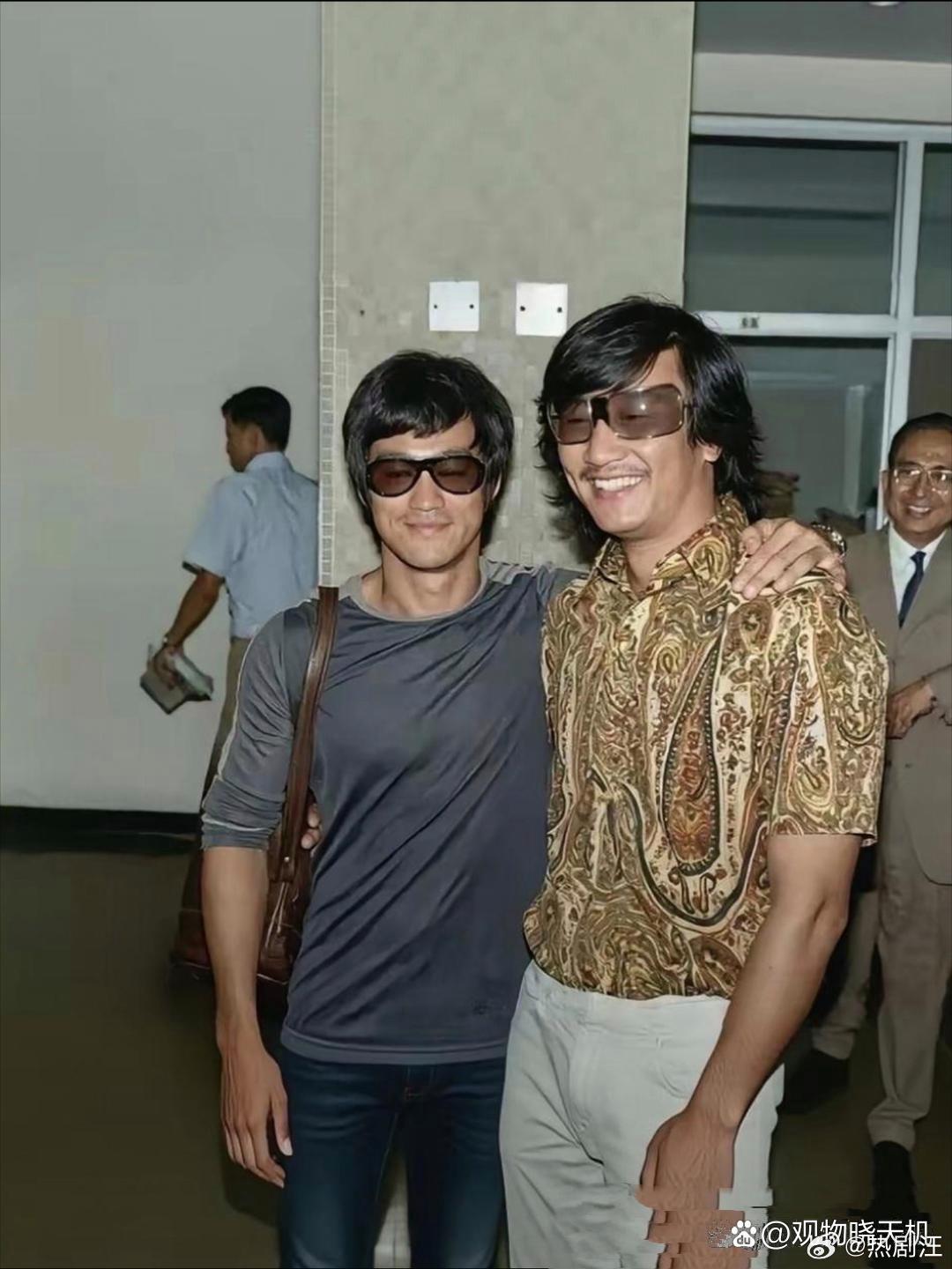 1971年的李小龙和谢贤，在香港启德机场的旧照，风云际会的香港黄金年代。 ​​​