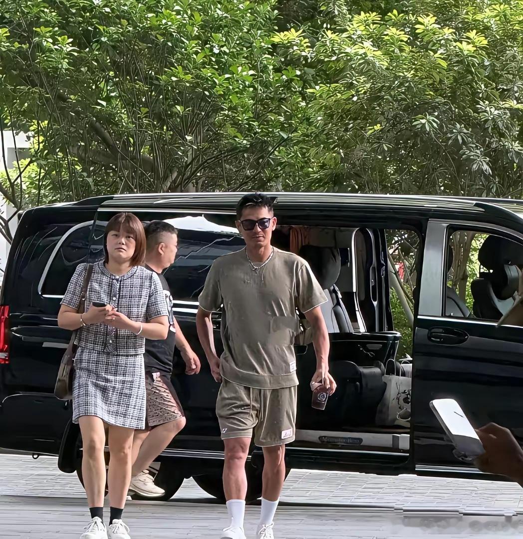 林丹现身深圳参加活动，他虽然退役多年，身材依然健硕挺拔，五官依然棱角分明，没有一