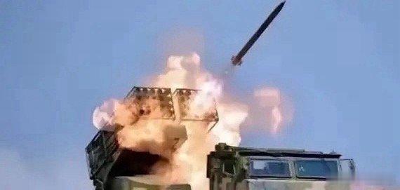 纵观当下国际局势，频频对外出手的美国并未走向衰落，顽强承压的俄罗斯也始终屹立，身