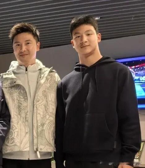 田亮12岁儿子近照曝光，脖子比脸粗，网友感叹他天生拳击手的料！

时间过得真的太