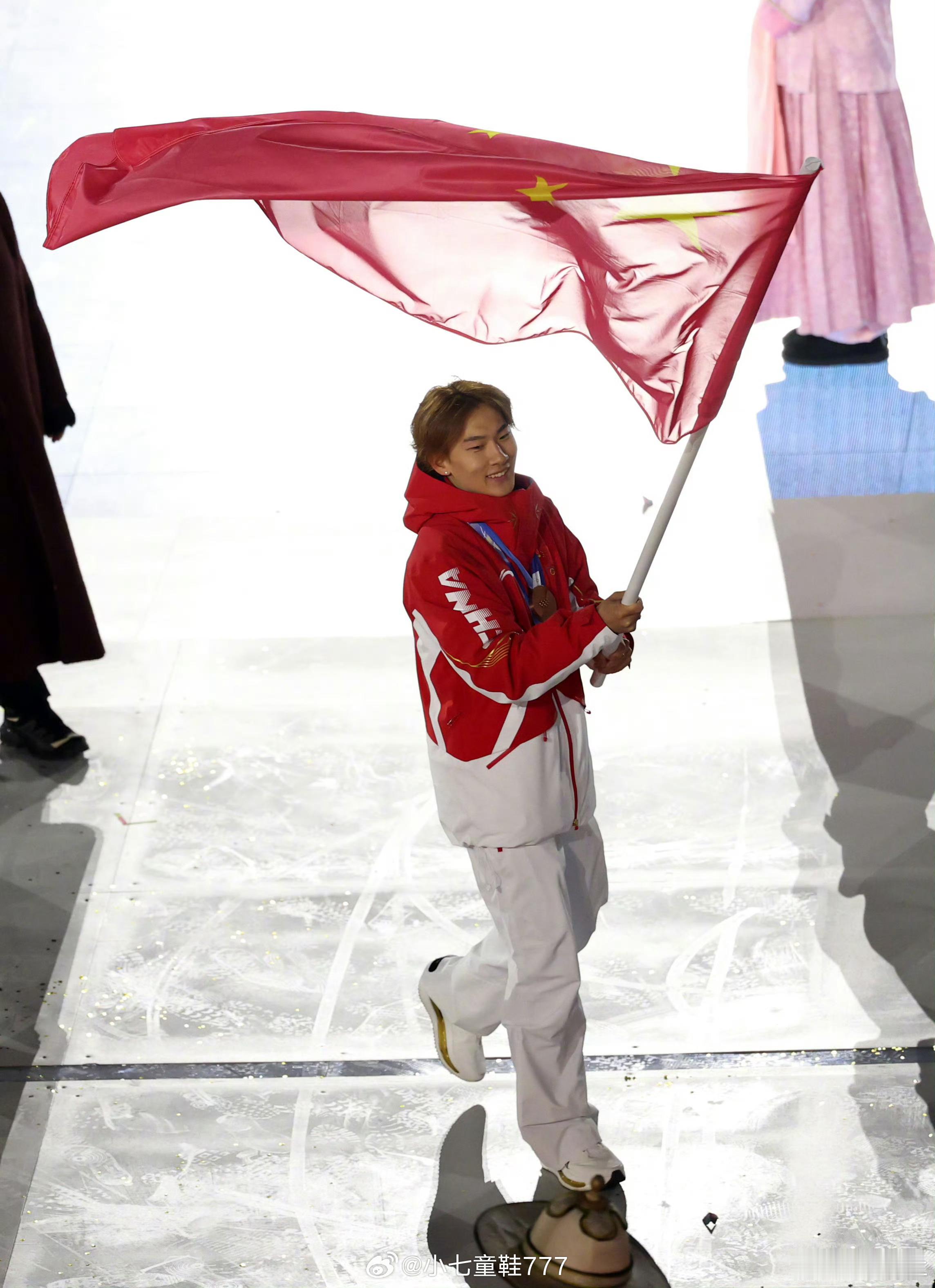 苏翊鸣手持五星红旗入场米兰冬奥会闭幕式在意大利维罗纳奥林匹克竞技场举行，苏翊鸣担