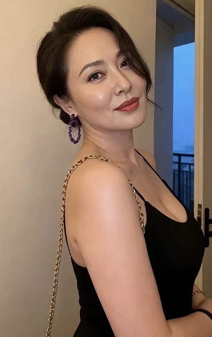 不得不承认，女人到了某个年纪，就像是在和时间进行一场注定艰难的拔河。任凭美颜滤镜