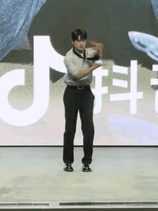 这张脸长在杨洋头上，真有点可惜了。

杨洋，不仅演技见剧死，现在就连颜值也是见光