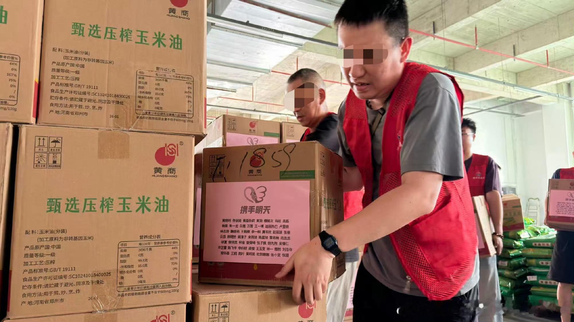 杨紫驰援湖北杨紫跟着晓明哥一起驰援了湖北风暴灾害，今天才发现杨紫驰援湖北风雹灾害