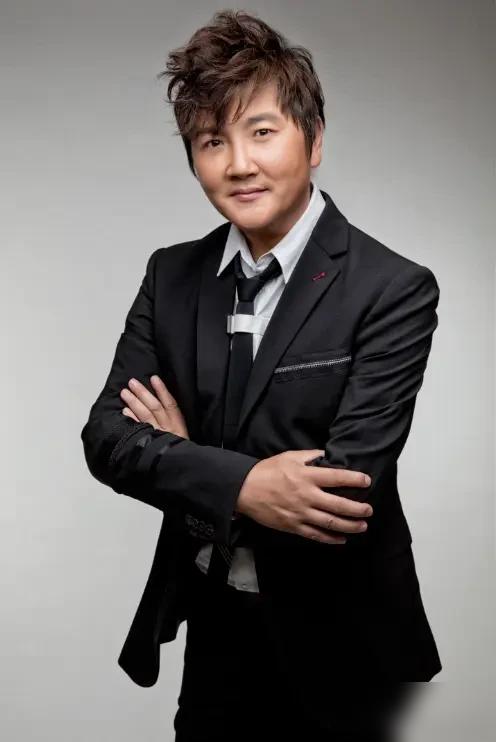 孙楠，那个当年在镜头前大谈“净身出户”的男人，转头就把前妻买红妹告上了法庭。
 