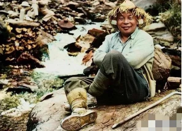 50年代，蒋经国在山区考察工程时的一张留影，他戴着草帽、满脚是泥，坐在溪边石块上