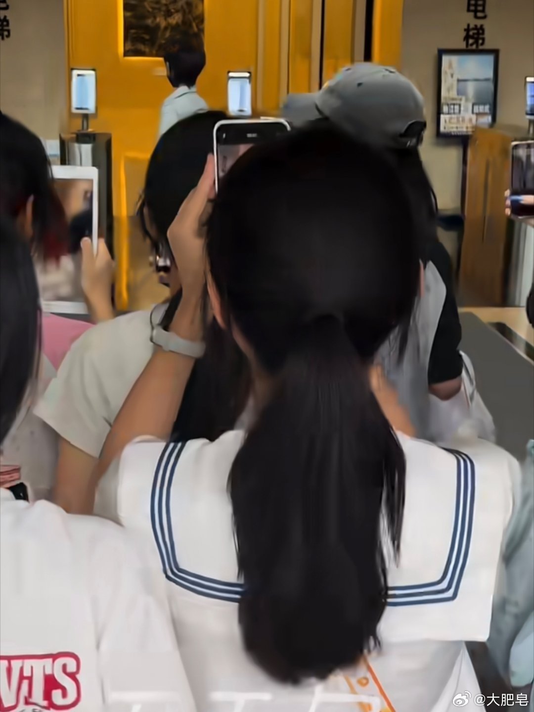 这是谁啊？怎么感觉都是一些学生？这成年了吗？ 