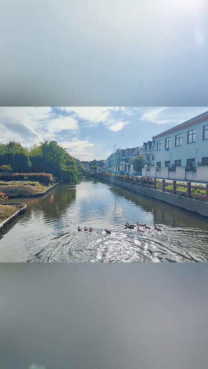 我们去旅行，实现曾经约定。要看很多的风景，记录你美丽心情。我们去旅行，总有浪漫上
