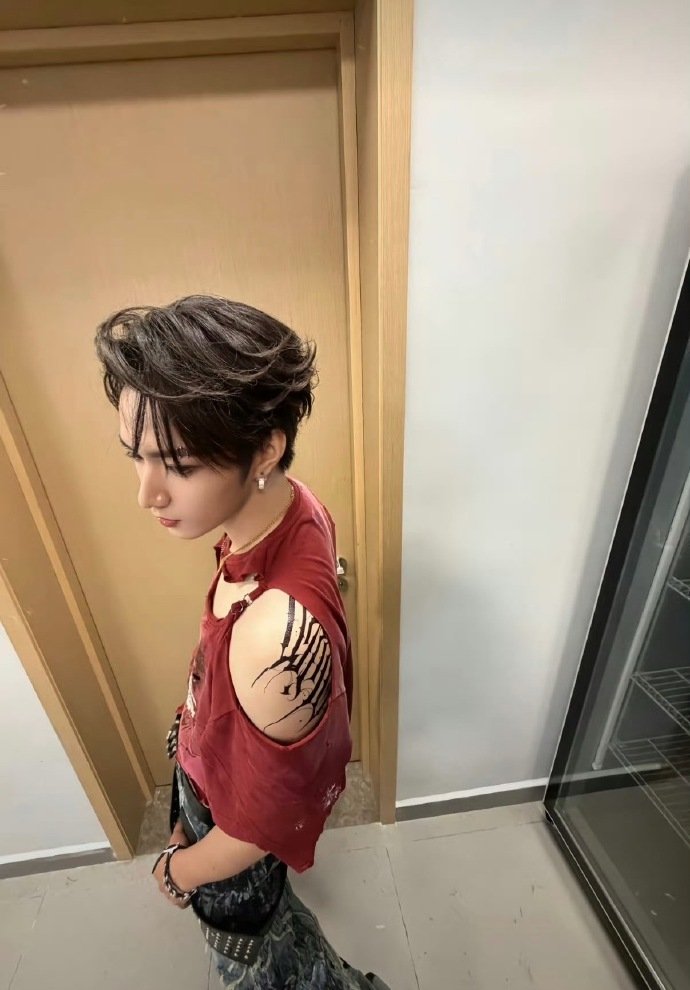 刘耀文晒露肩纹身刘耀文广州站巡演日记 刘耀文更新日常晒露肩上衣＋后背纹身 