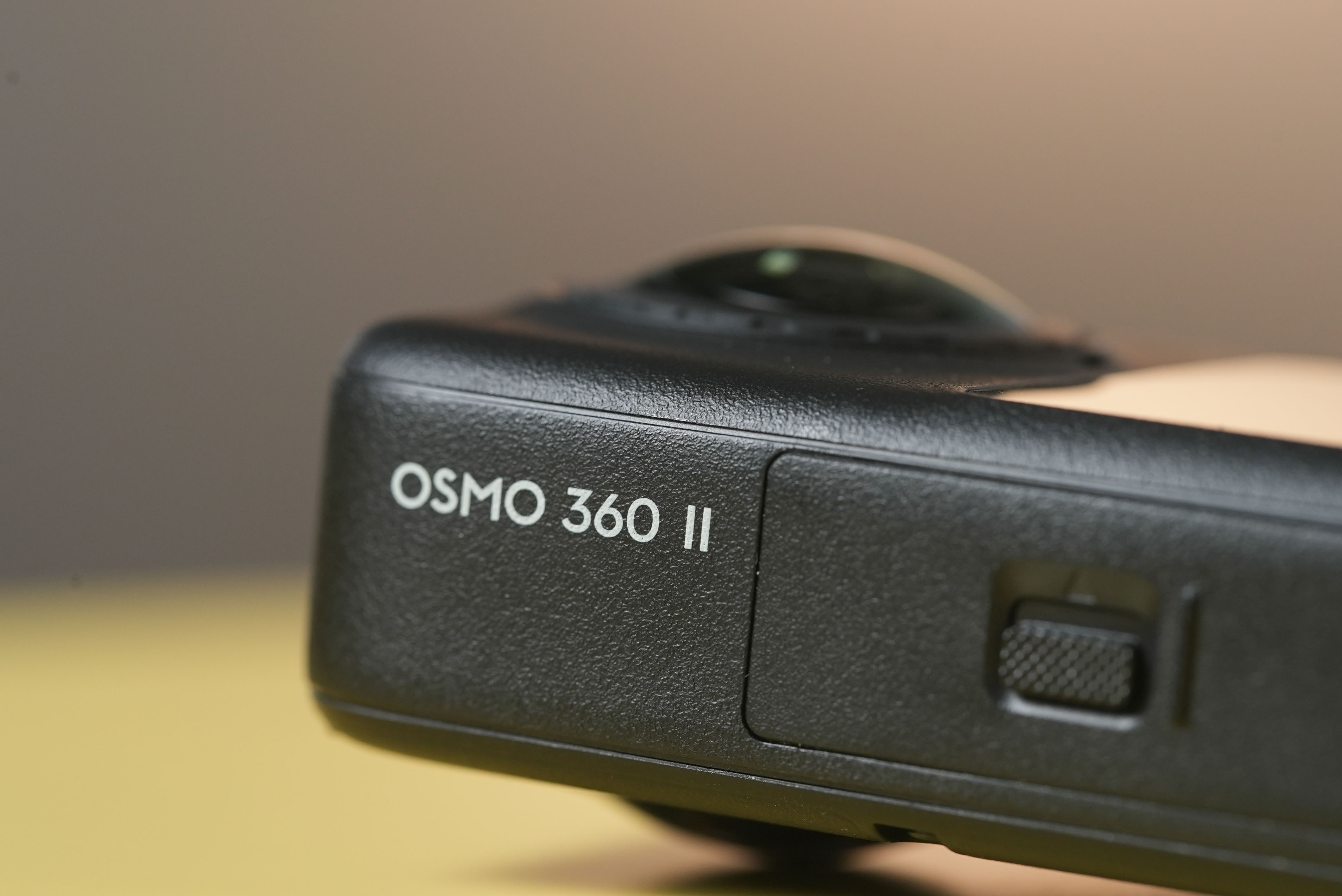 今天大疆发布了第二代全景相机Osmo 360 II ，延续了上代的方形 CMOS