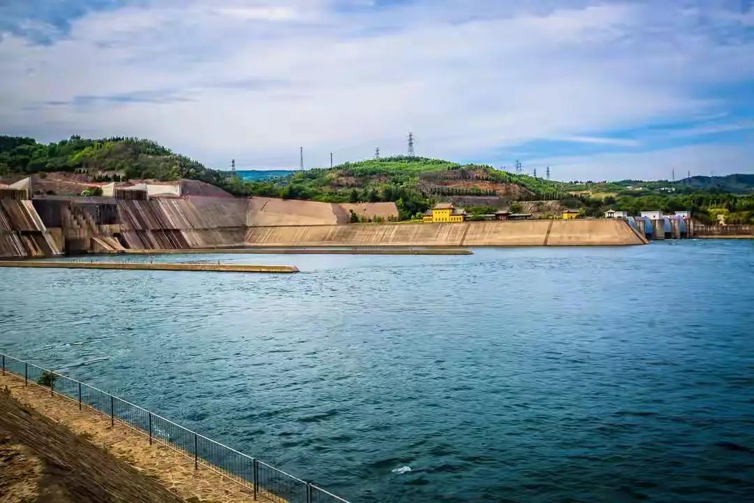 在遥远的岁月长河中，大自然如一位神工天巧的雕塑家，用山川河流书写着不朽的篇章。正