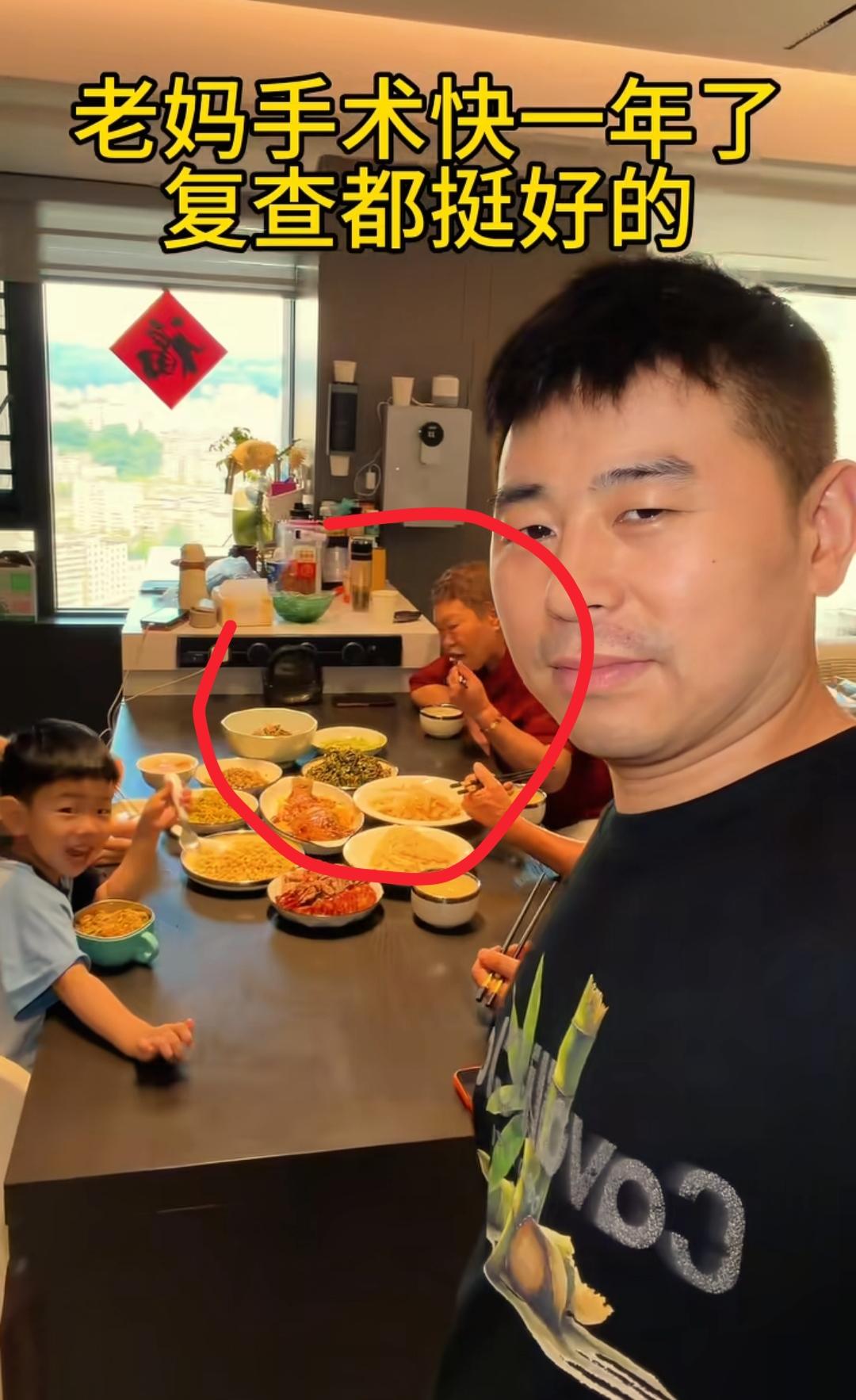 看到超小厨晒买房创业我忍了
看到他晒日常分享家庭琐事我也忍了
可是看到他刻意隐瞒