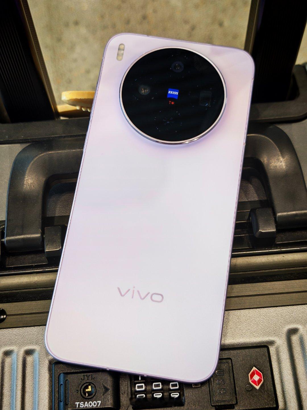 vivo X300s这款紫色对男女都很适配，它属于紫调偏白的特殊配色，光线充足时