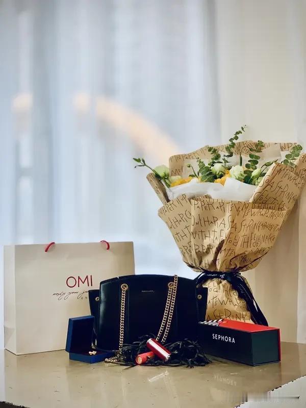 搞定女人需要花钱送礼吗? 搞定女人真不一定得靠花钱送礼。很多男生觉得砸钱送大牌礼