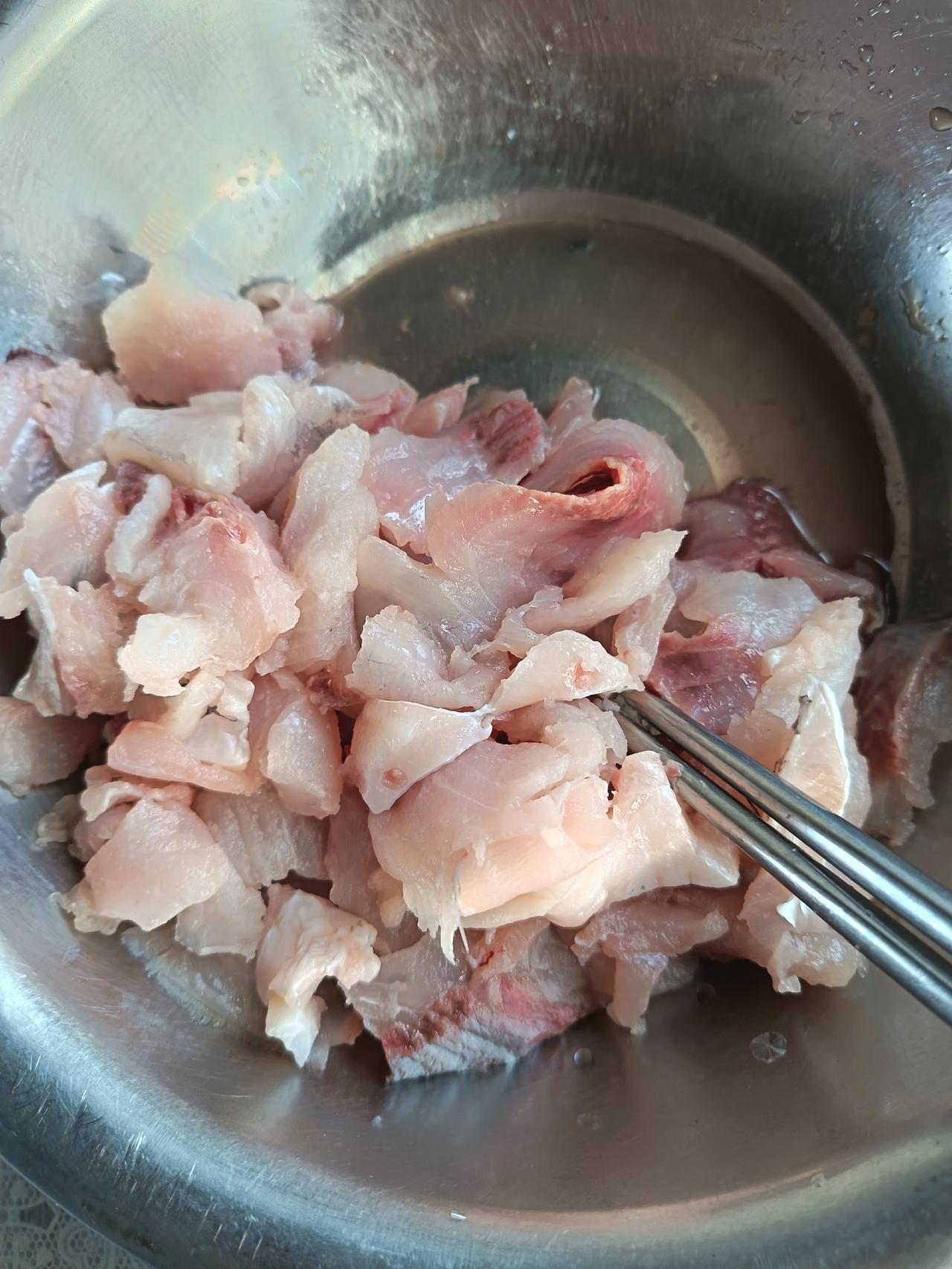 108元换来一碗不像样的鱼圆！

前天花了45元钱买的两条花鲢，一条红烧的吃了两