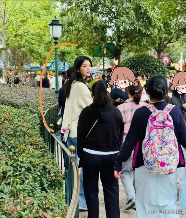  

偶遇明星家庭的幸福瞬间，你是否也心生向往？

近日，有幸运网友在上海迪士尼