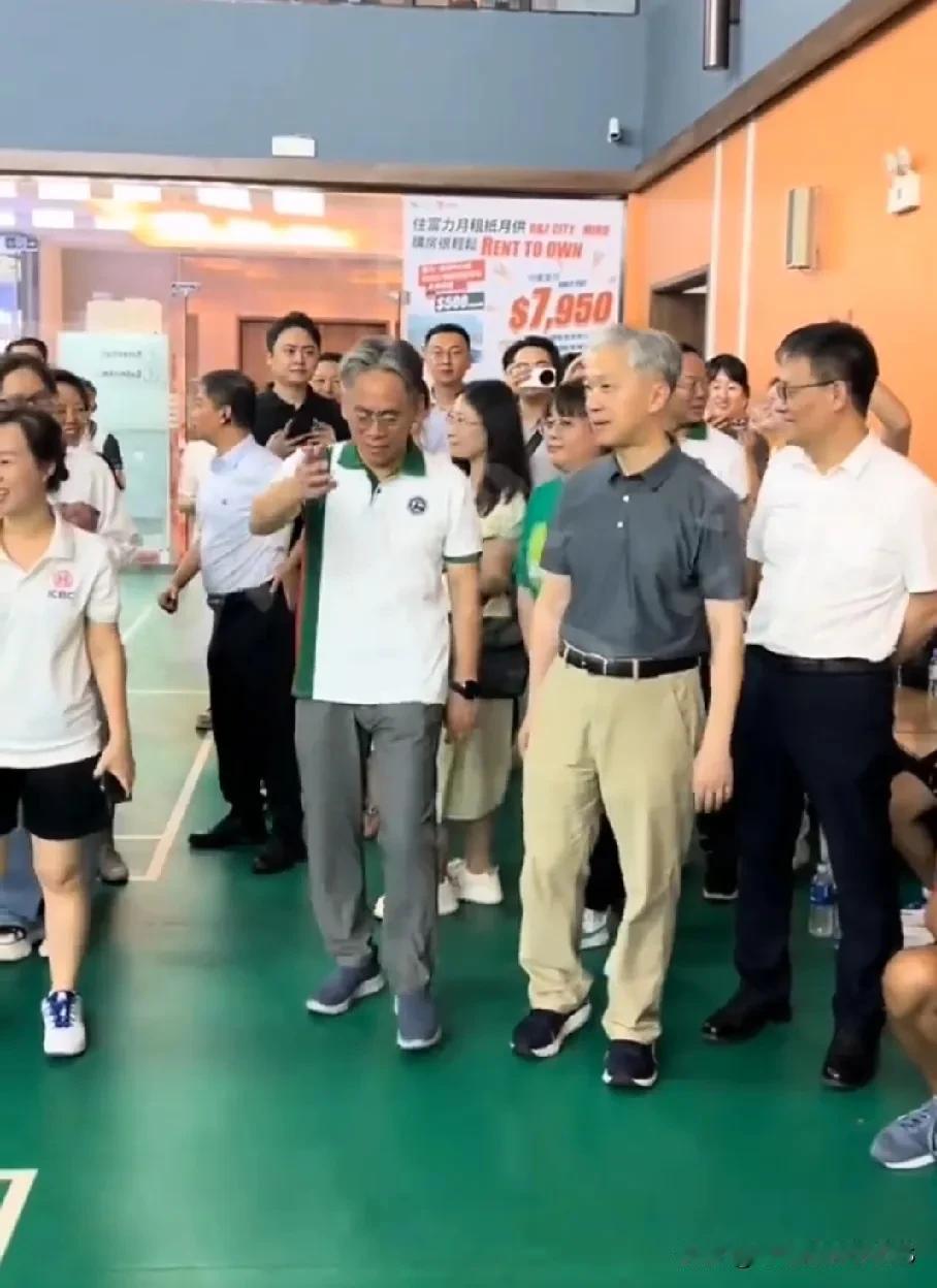 一看到汪文斌，我就感觉特别亲切。你说这世上哪找得到这么帅，这么儒雅，又这么有才华