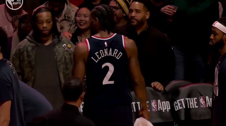 伦纳德左脚踝酸痛，本场不会回归。离场前拿了31分4篮板5助攻（11/19），依然