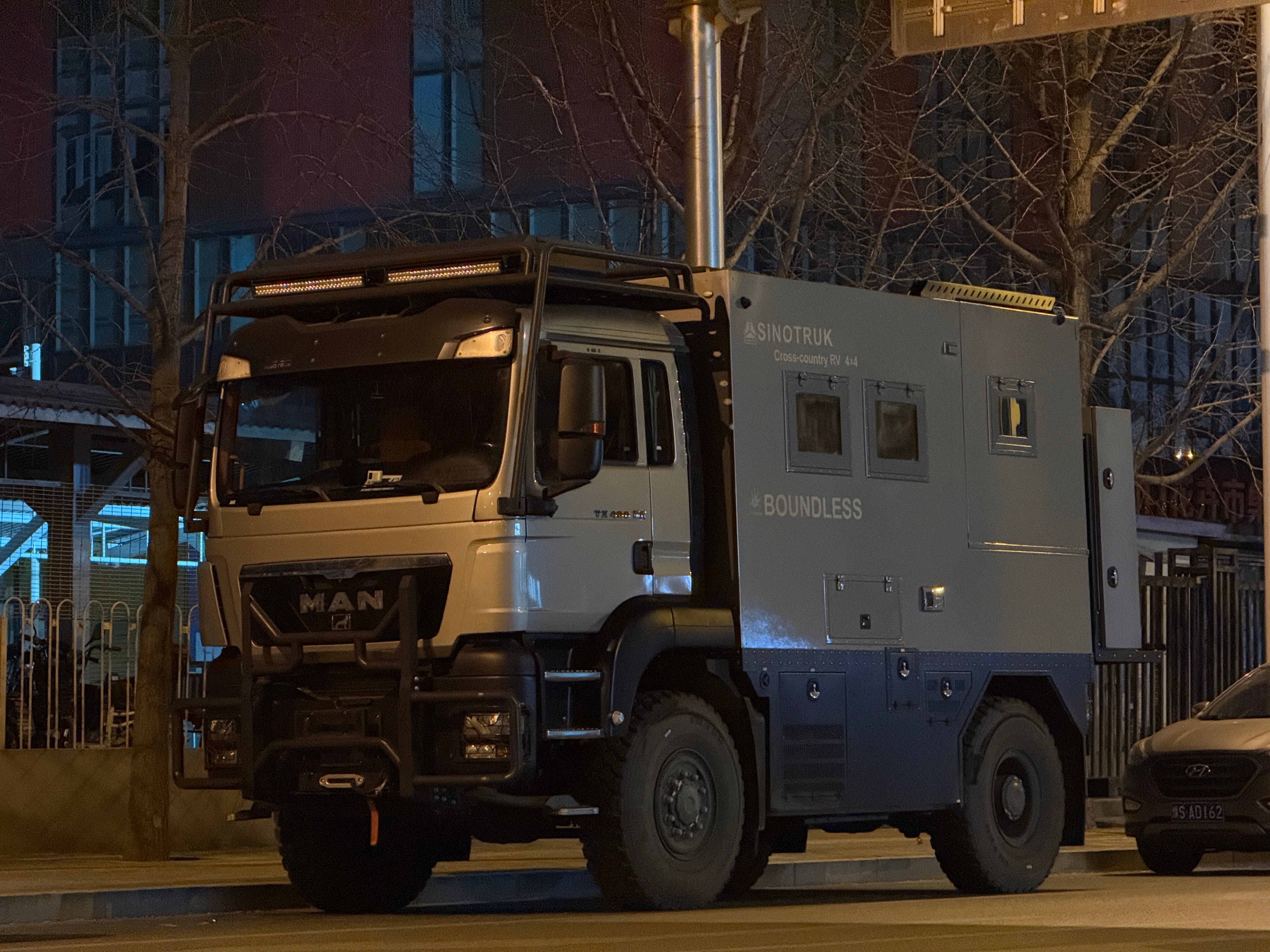 在家楼下看见的，太喜欢了MAN了第一次近距离静态观赏，以前都是路上遇见跑着的，太