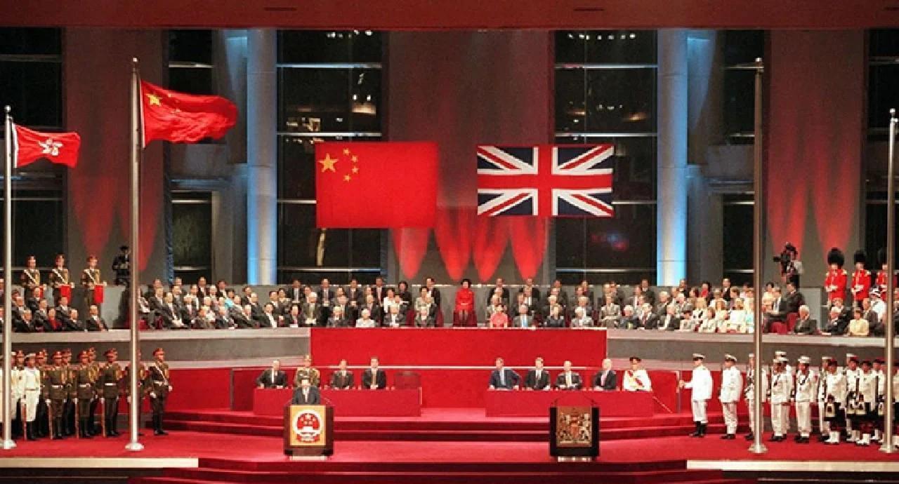 香港回归28年了，但英国至今还占着南大西洋上的马尔维纳斯群岛。这就奇怪了，当年英
