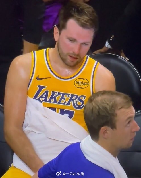 是真的累啊东契奇瘫坐在椅子上：我太TM累了湖人8连胜东契奇两战砍100分东契奇6