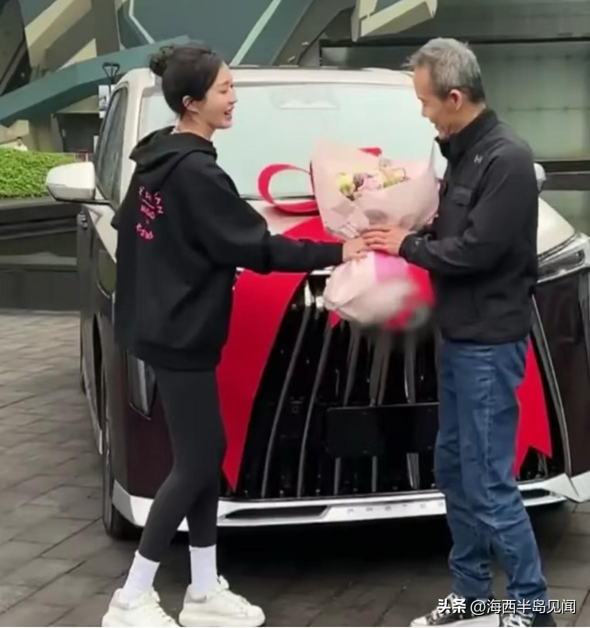 王石与田朴珺婚后生活注重仪式感，通常会以送礼、特色聚餐等方式纪念重要日子。这是王
