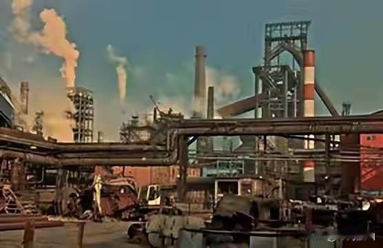 建立在帝国主义、蒋介石政权掠夺后的新中国前三十年确实穷，但是那个时代不应该受到指