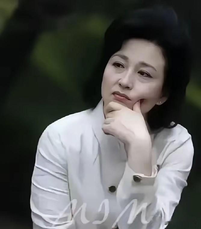 这位韩国女演员长得真漂亮，已经75岁的年龄了看起来还是肤白貌美，这状态看起来最多