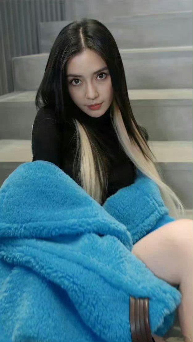 原来angelababy脚背上有纹身啊！这光腿看着像是穿了肉丝一样