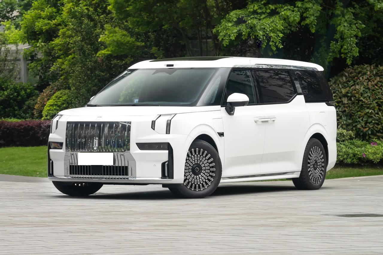 新款极氪ZEEKR 009给空气悬架和CCD，这个我觉得比花哨屏幕更实在。这种级