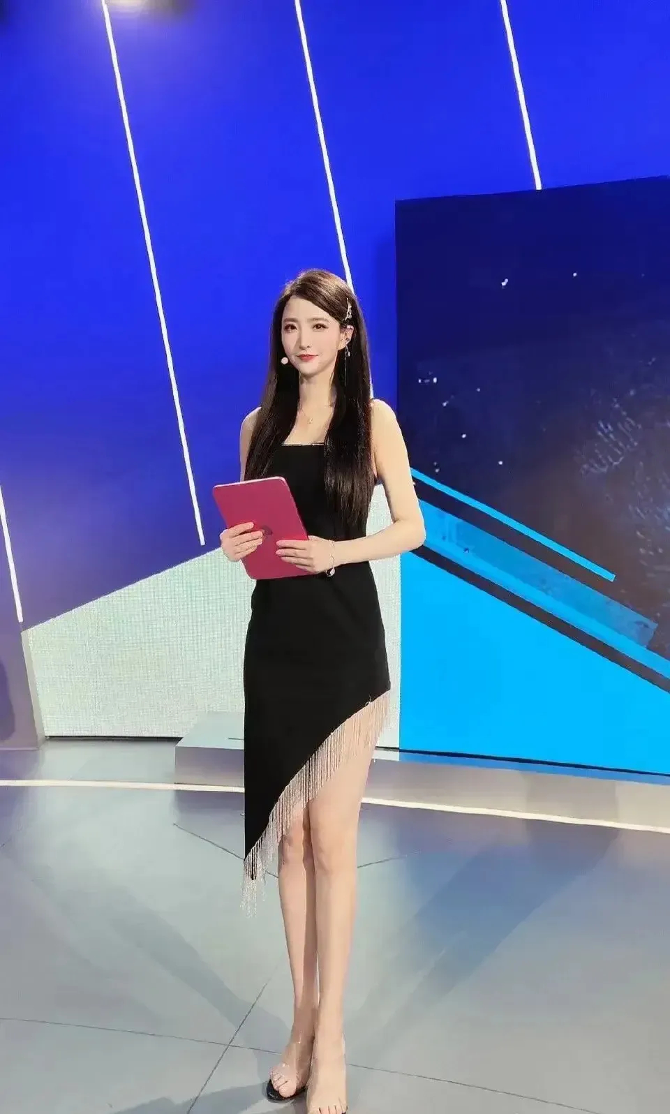 条件比马凡舒还要好的漂亮女主持-郭珺1996年出生，本科毕业于武汉大学，研究生毕