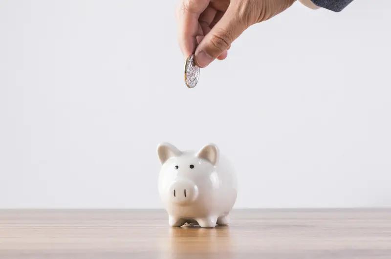 你觉得存钱和买保险哪个更靠谱 存钱和买保险哪个更靠谱，得看具体情况。存钱就像前锋