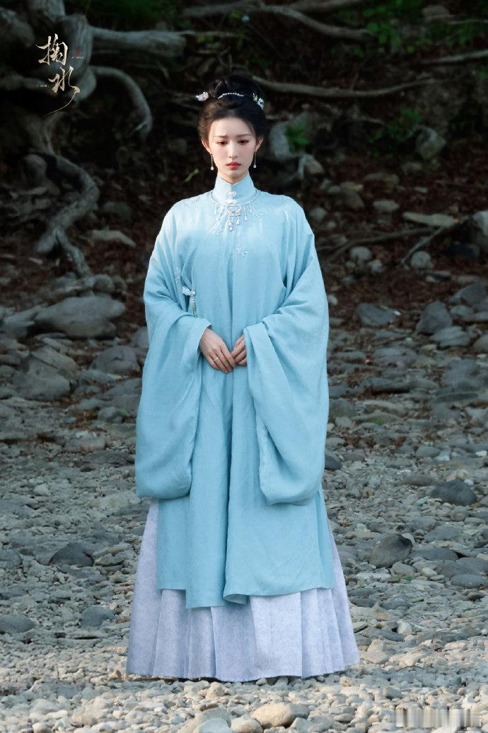 王楚然小人机式可爱三连摊手天鹅颈绝了 特别权威的一张脸 感觉王楚然好像瘦了挺多的