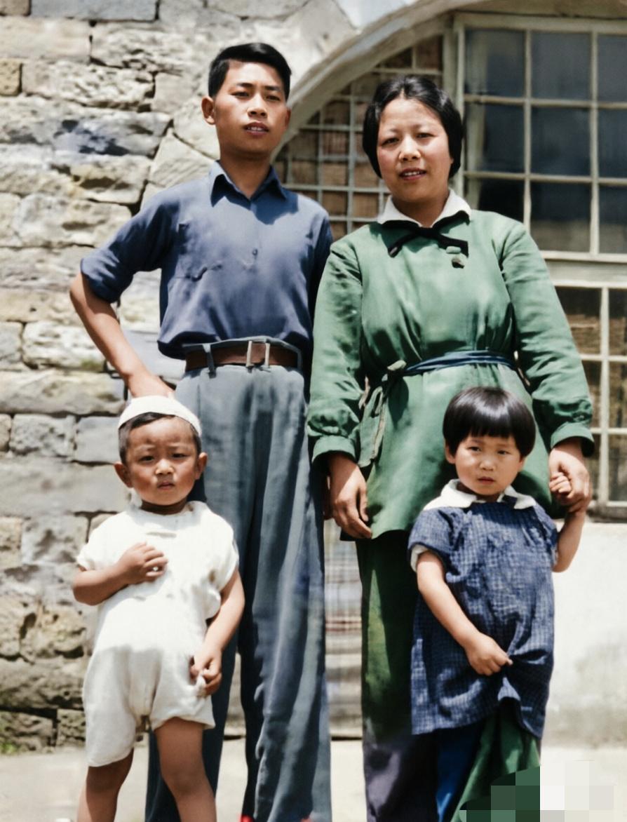 1945年，延安杨家岭，41岁的邓颖超与17岁的李鹏，以及五岁的李讷等，一张罕见