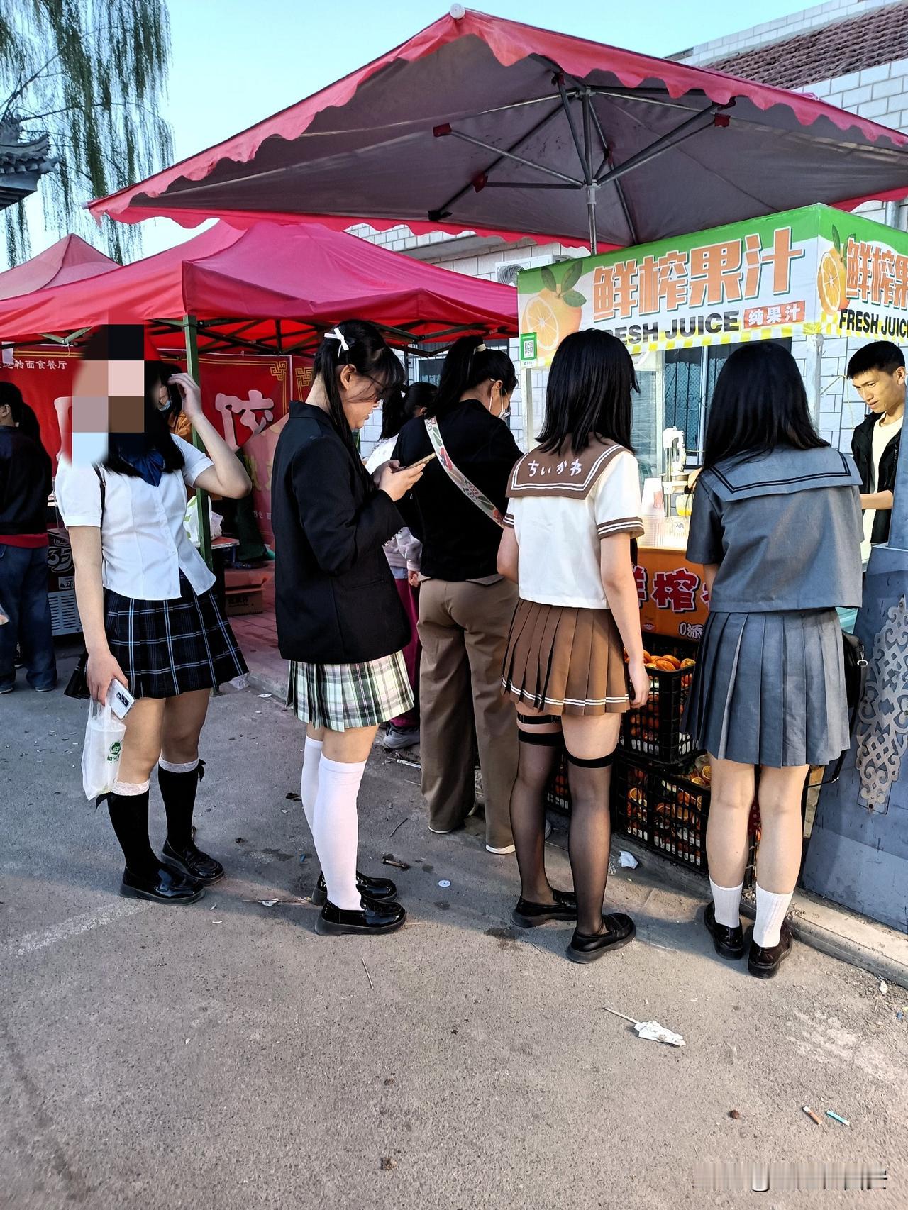 庆阳市西峰区董志乡三月三小崆峒民俗文化节映像：庆阳的女娃乖得很乖的，不信，看图～