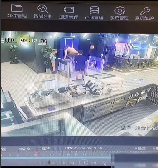 中国不是法外之地！上海四名外籍男子上演了一出令人匪夷所思的 砸店闹剧。
这几个老