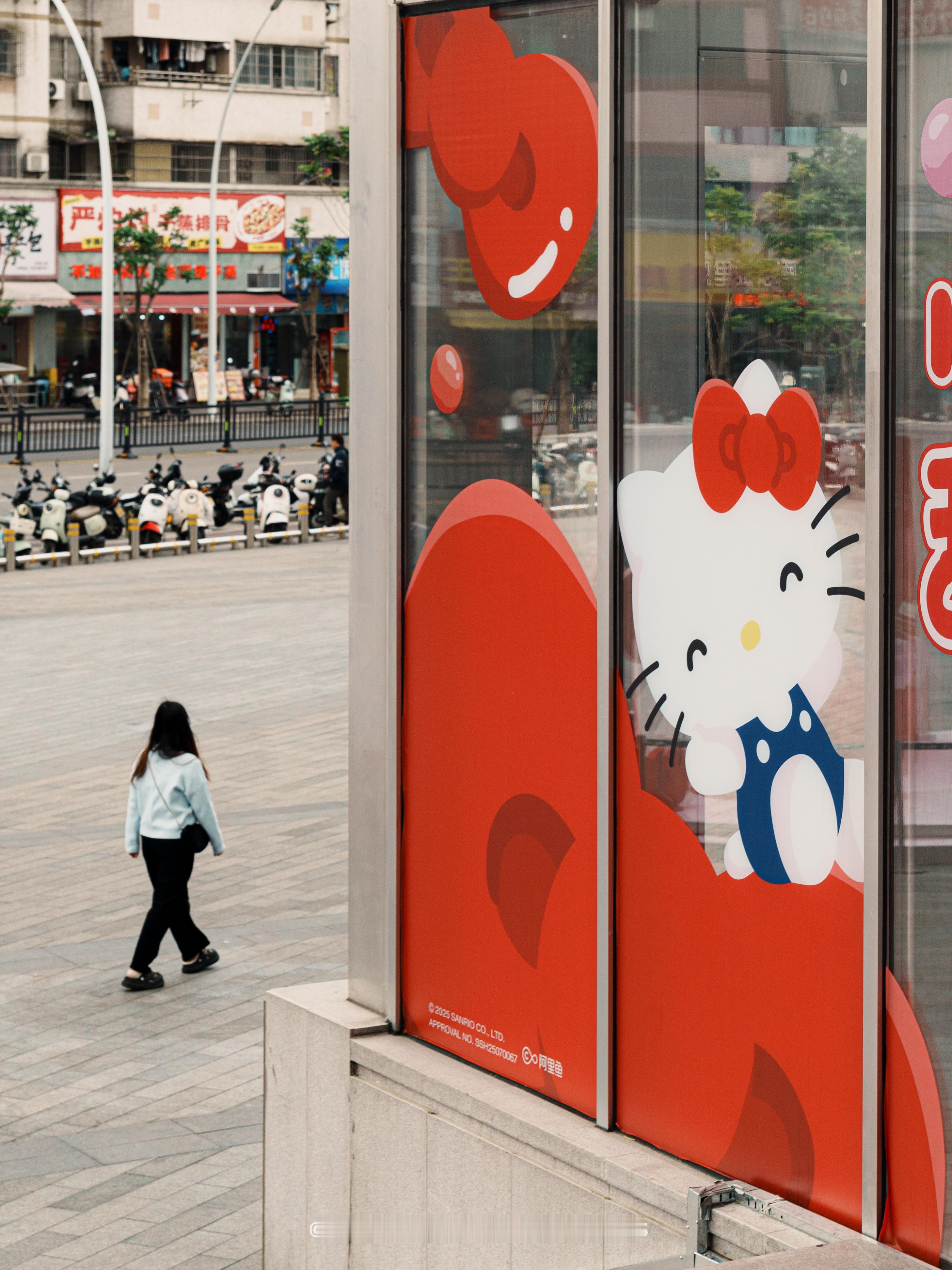 蓝衣小白猫的城市历险记 