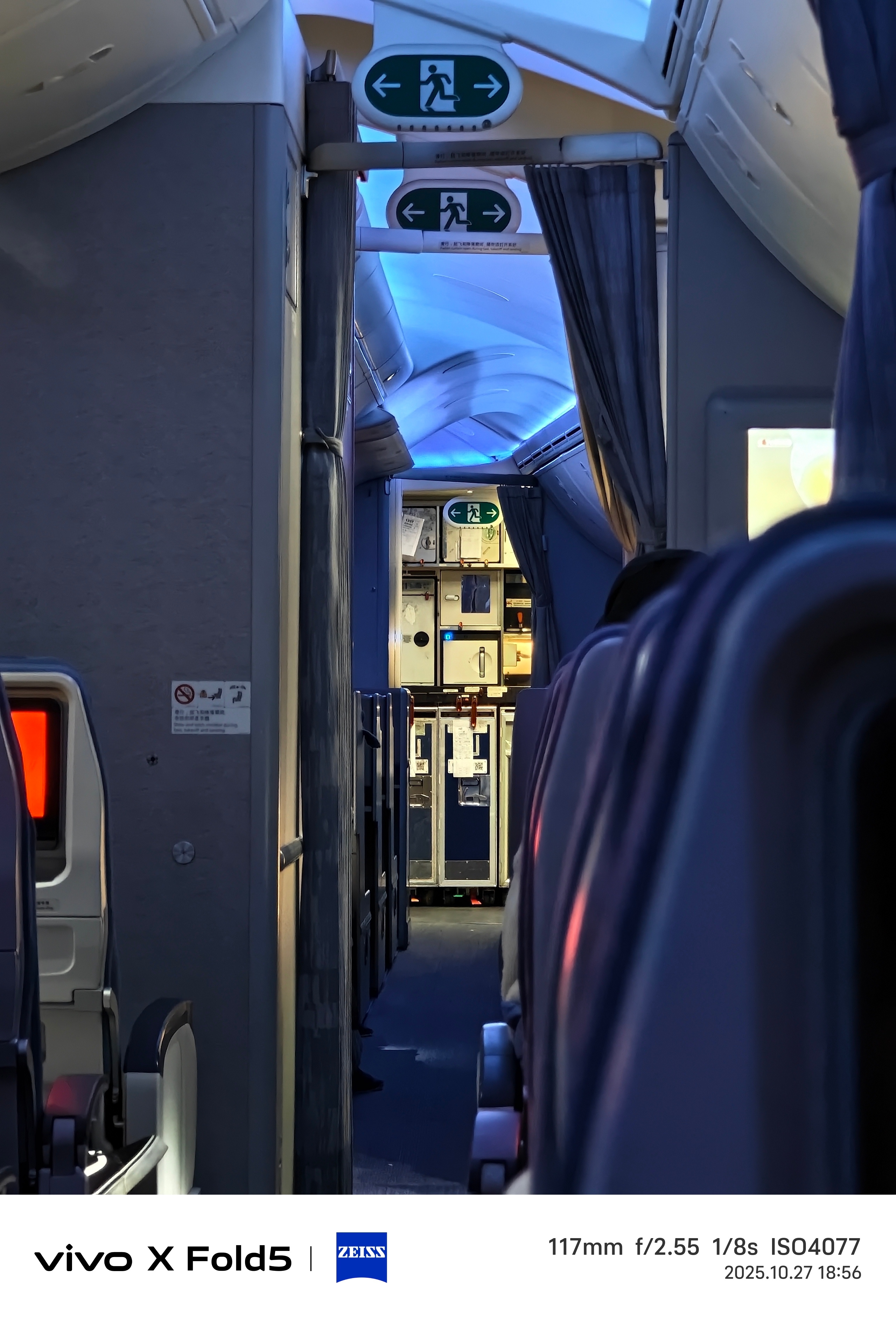 蔡司vs徕卡哪个更好？说明：1.两张都是在飞机稍有颠簸的暗光环境手持拍的。我觉得