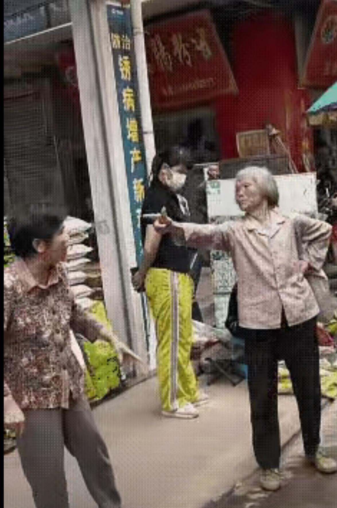 哈哈！😃这位白发大妈莫非参加过哪一场战争？然后习惯成自然。她在跟另外一个大妈吵