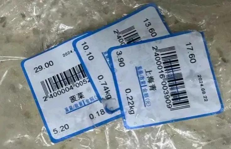 生活在深圳市区的网友抖出，这里超市的青菜，一年四季都很贵，菠菜每公斤29元，大青