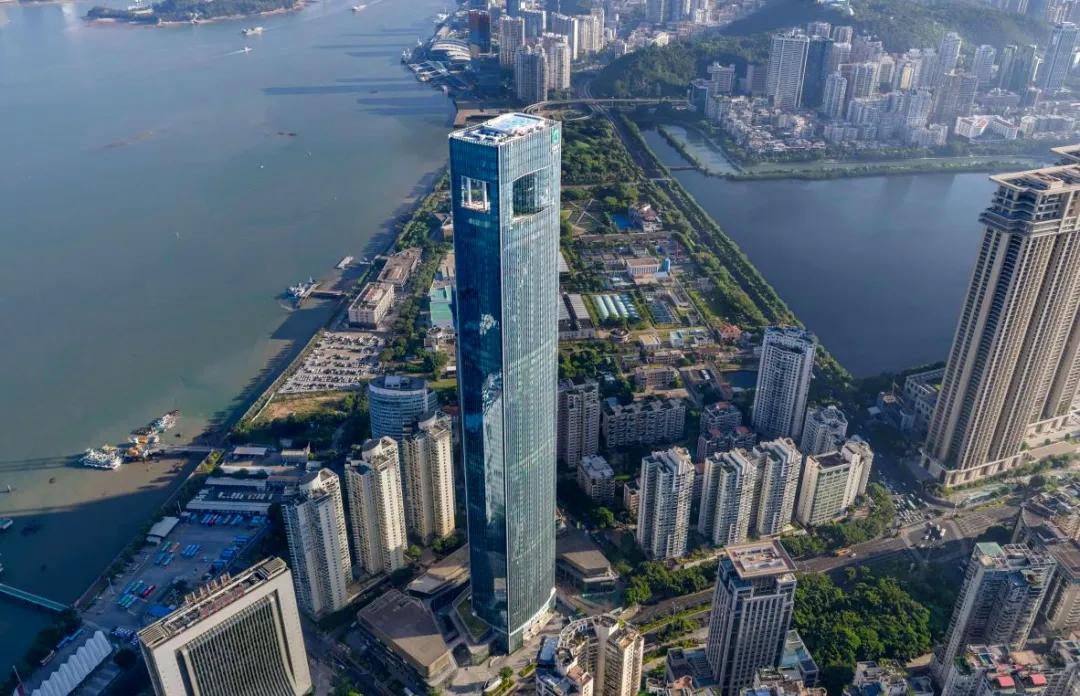 在厦门鹭江道核心区，339.88米高的绿发国际中心A塔刺破天际，这个曾名为“厦门