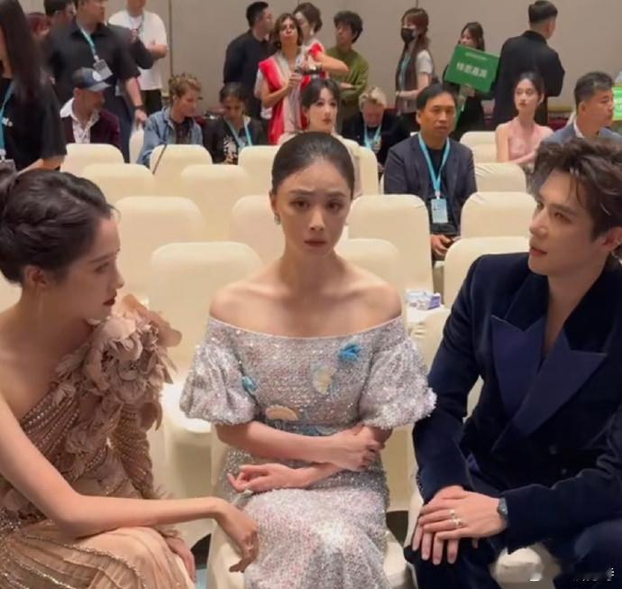 关晓彤、王安宇、蒋欣白玉兰后台热聊，《小巷人家》剧组重聚！晓彤身形愈发纤瘦，状态