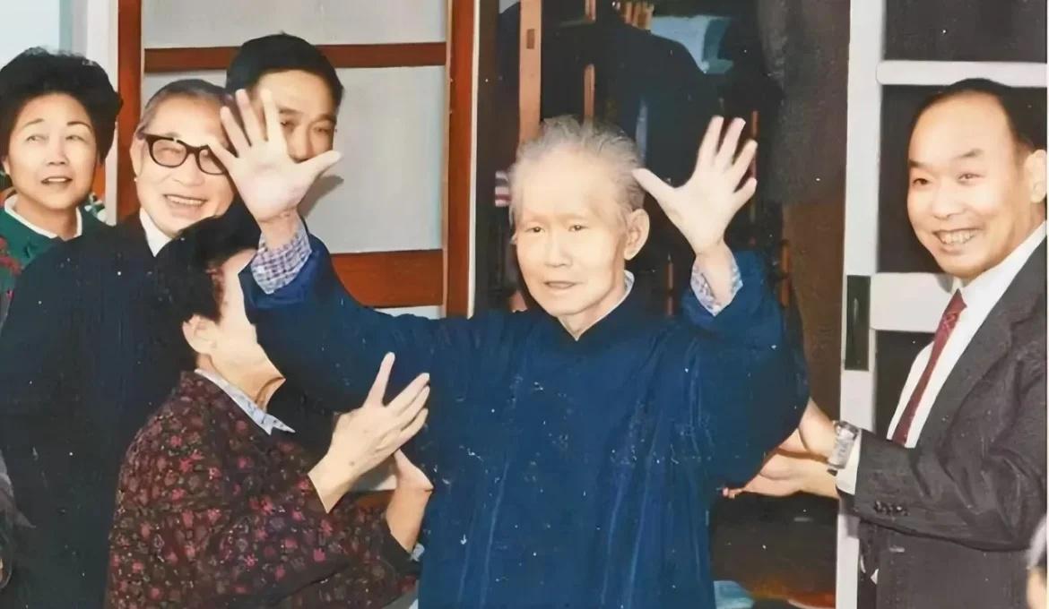 1988年，被软禁33年的孙立人恢复自由时的一幕，彼时他已经88岁高龄，老态龙钟