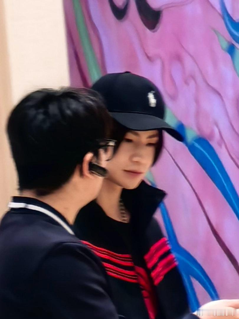 苏州线下偶遇王琳凯王琳凯线下全黑LOOK新鲜路人路透！当太阔了遇上泰酷啦～小鬼王